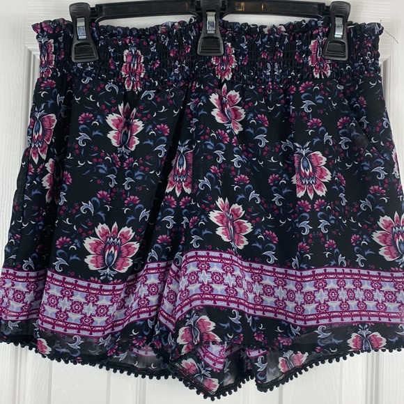 Maurices black and purple flowered shorts size Lg. 100% polyester. Pockets - Picture 2 of 6
